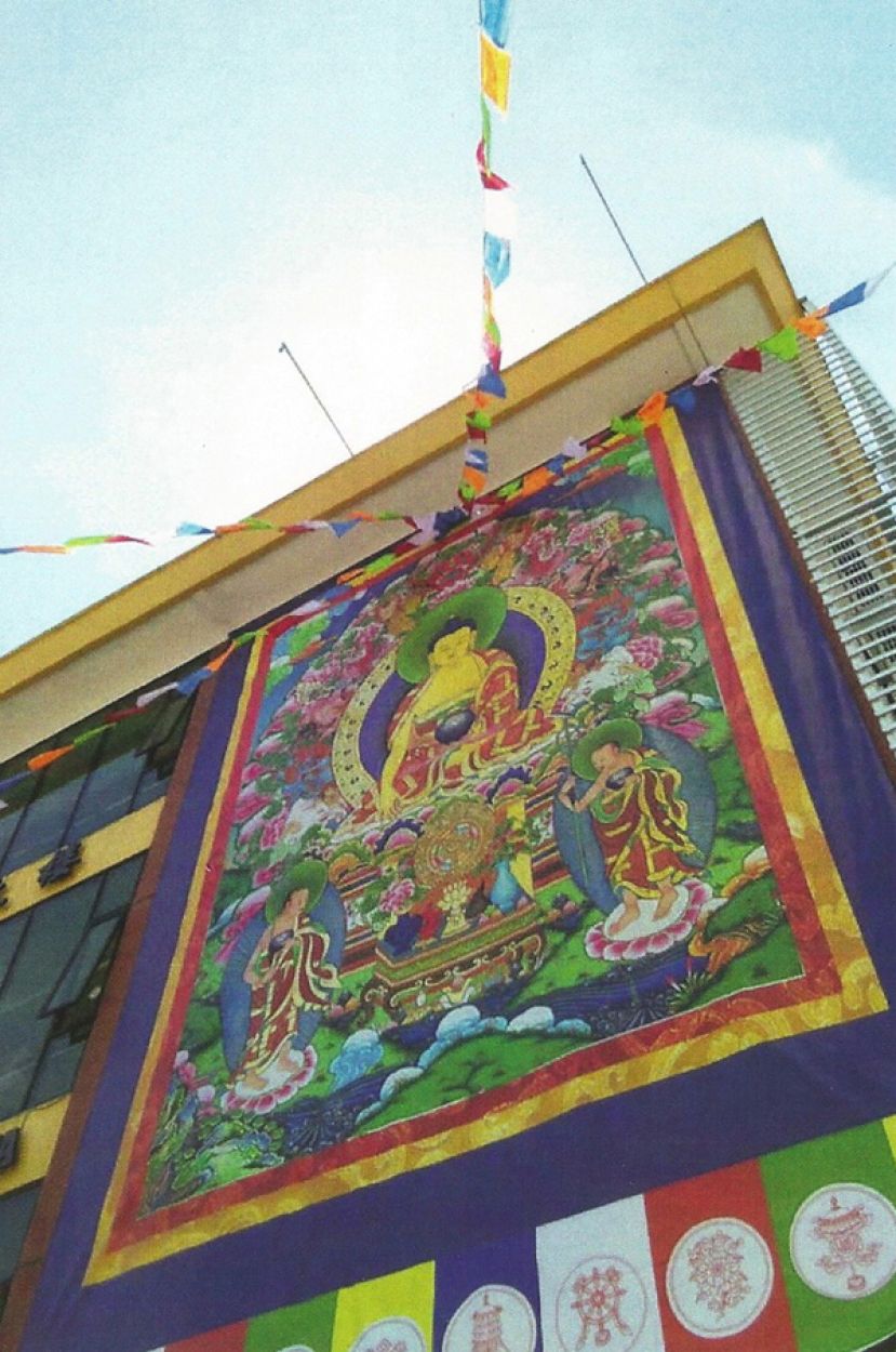 大佛与风马旗。