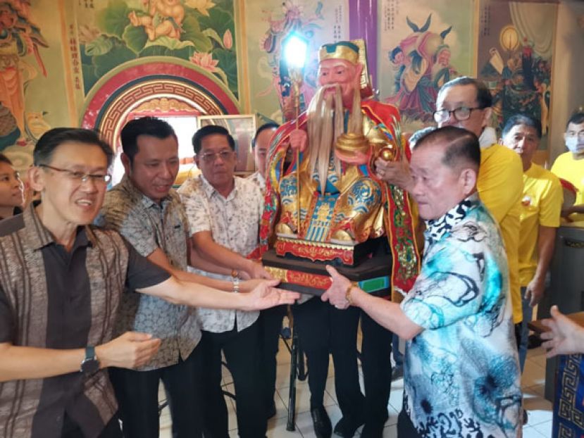 拿督斯里刘为强太平局绅(右二)、天猛公拿督陈如飞及拿督龚财兴等，一同恭请伯公出巡。
