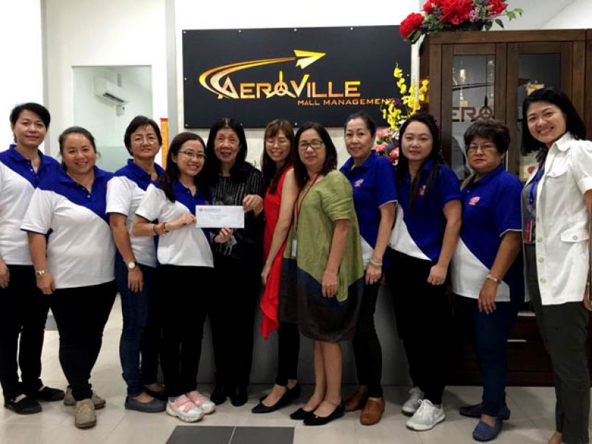 古晋巴達旺福州公会妇女组副主任刘亿（左四）移交感激场地赞助信予AEROVILLE MALL 经理ALICIA LING时摄。