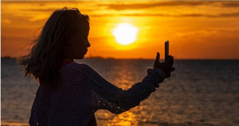 ●据调查，过去14年来，有多达400人因危险自拍而死亡。