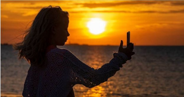 ●据调查，过去14年来，有多达400人因危险自拍而死亡。