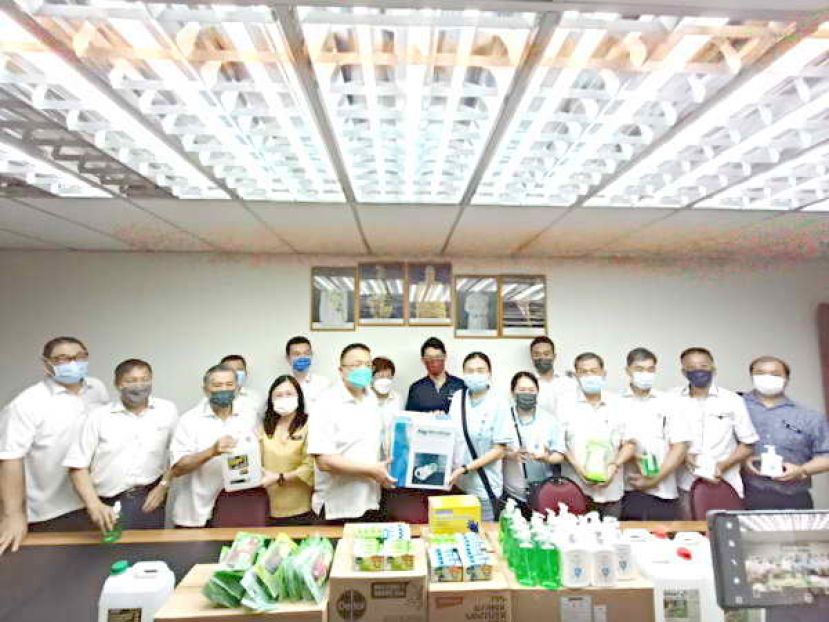 晋汉省津贴华小董联会会长拿督蔡文铎（左五）移交防疫用品予味源港中公校长张珲敉（右六），秘书长贝文美（左三）移交防疫用品予六小校长邓群娇（左四）、右四为财政林亚德。