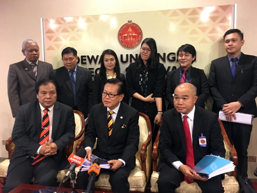  砂拉越交通部长拿督李景胜（前中）指出，其部门正在与有关机构紧密合作，以执行和完成与改善砂拉越公共交通系统有关的现有计划和项目。