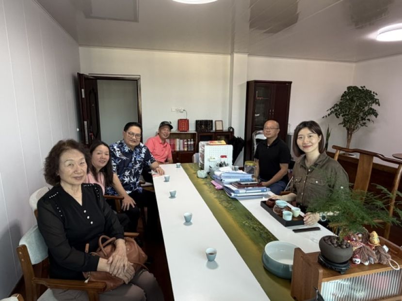 拿督吴标生（左三）与拿汀黄秀蓉（左一）礼貌拜会福建省闽清县省璜镇党委书记曹军清（右一），左一为闽清县著名书法家游作总。