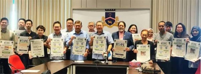 古晋南市市长拿督黄鸿圣（前排右六)和市议员等为“2025年古晋南市环保日”主持新闻发表时影。