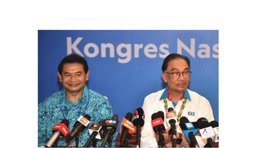 安华（右）在拉菲兹陪同下会见媒体。