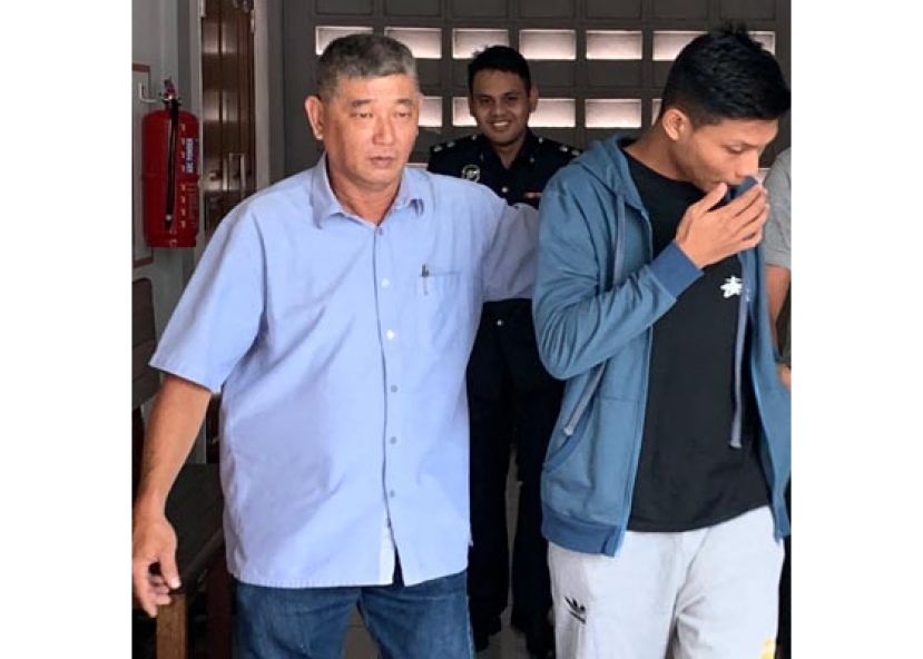 充当钱骡的22岁巫裔男子（右）蹲牢5个月。