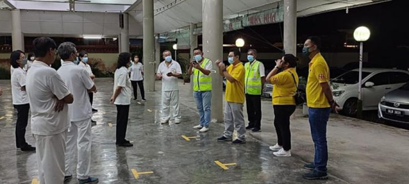 青年团团长郑志国及福利组主任黄文益给古晋太极健身学会会员们解说砂政府一系列的福利。   