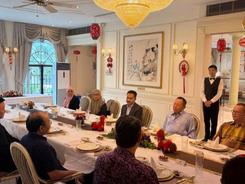 大马反贪会官员与中国驻马大使等进行午餐交流会。