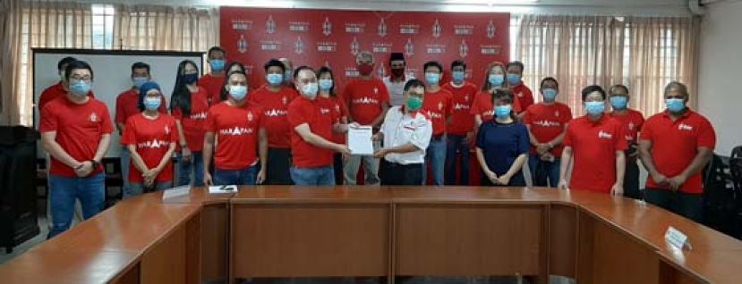 砂民主行动党主席张健仁（前排右四）从陈韦伸（前排右五）手中接过新党员入党申请表格。前排右三为砂行动党组织秘书杨薇讳。