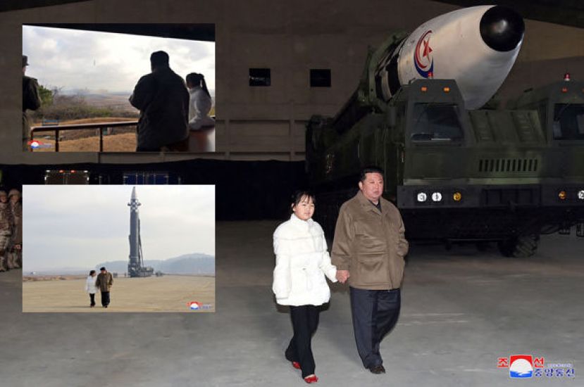 金正恩18日紧牵著女儿的手一同前往平壤顺安视察洲际弹道飞弹&ldquo;火星-17型&rdquo;试射。