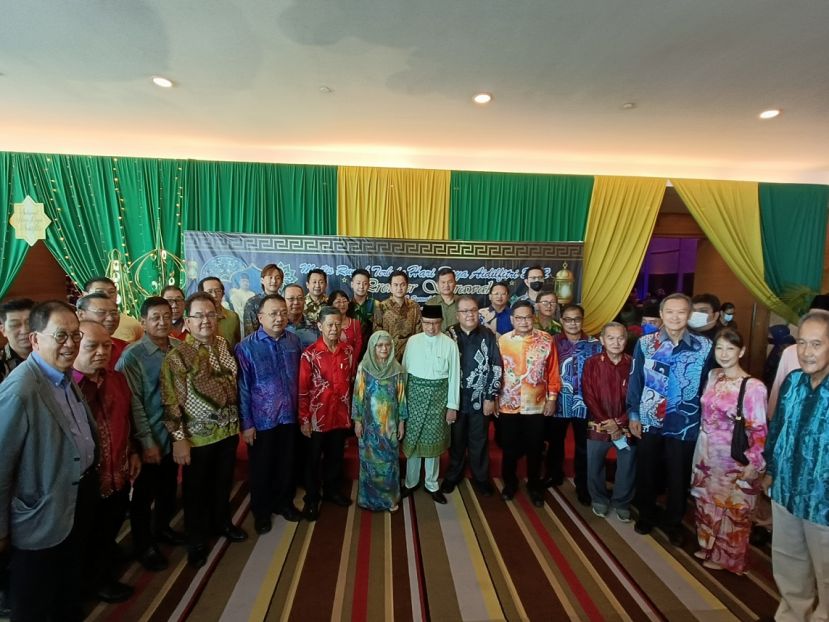 古晋中华总商会会长拿督陈日枝率领众理事向砂拉越总理拿督巴丁宜阿邦佐哈里伉俪贺节。