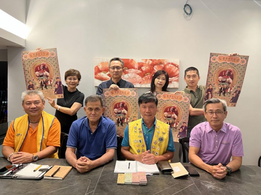 《玫瑰旧梦慈善音乐会》正紧锣密鼓筹备中，图前排左起为古晋One Earth 狮子会财政 黃天来、圣志社洗肾中心主席黃毓才、音乐会筹备会主席兼古晋One Earth 狮子会狮子会会长郑升航、古晋One Earth 狮子会秘书陳源泰；后排左起为 筹备会成员林碧珠)、甲必丹楊国琮、黄碧珊和黃国良。