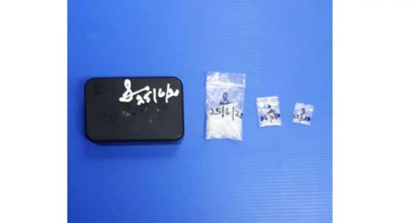 警方逮捕5名集体吸毒男女，起获微量毒品。