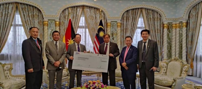 ●砂总理拿督巴丁宜阿邦佐哈里(右三）移交1000万令吉的拨款给砂华文独中董联会会长天猛公拿督刘利民。