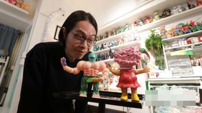 独立玩具计师阿华收集了很多胶玩具，其中右边粉红色的就花了近三千元购买，而左边一款是他自家品牌地出的玩具&ldquo;大地之子&rdquo;。