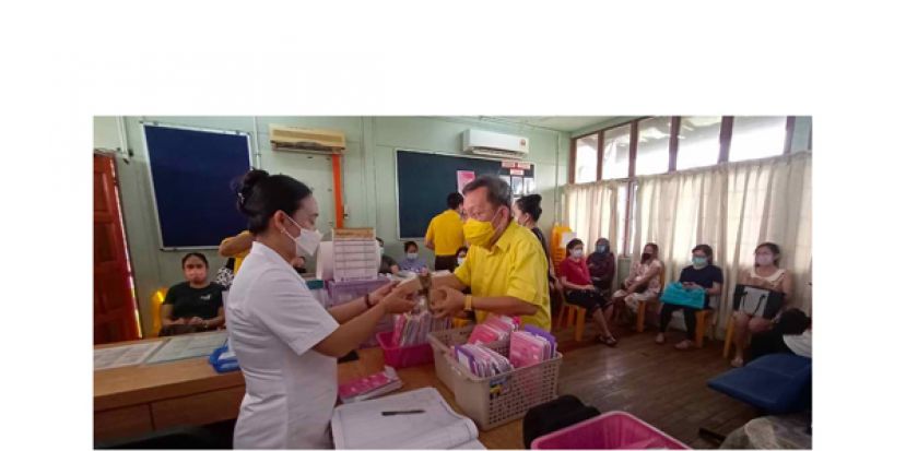 拿督斯里沈桂贤分派月饼给在妇孺中心执勤的医生护士。