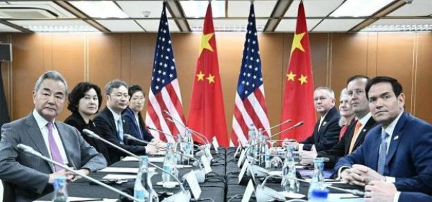 美国国务卿鲁比奥（右一）与中国外交部长王毅（左一），在东盟外长会议场边会晤。