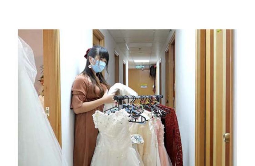 李慧是慧子婚纱老板，元朗区的街坊都叫她谢太，眼看今年有不少新人因为疫情关系损失很多，于是免费借婚纱给街坊。