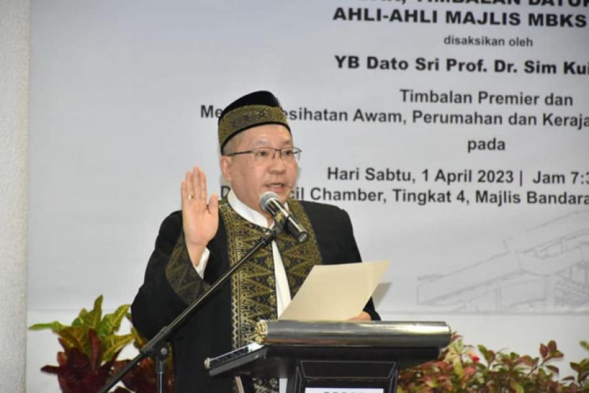 拿督黄鸿圣今日正式宣誓就职，继续就任古晋南市市政局市长。