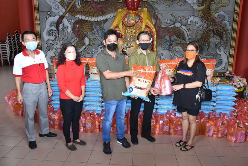 活动主宾为薛华东(右二)移交物资予受惠者，左一起为大马红新月会社区官员周明德、VIVA FUTURE有限公司代表何丽萍、毕打拿忠福宫广泽尊王庙主席许义华。