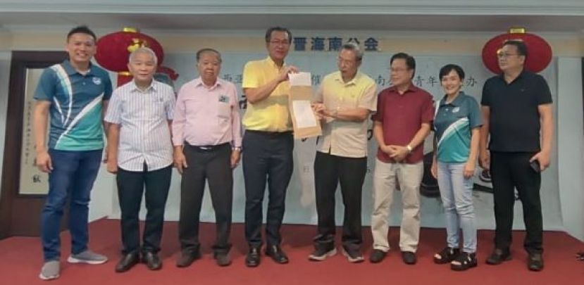 在青年团团长周世宏（左起）、副主席陈挺辉以及名誉主席翁岳春；由起为副主席王运才、筹委会主席邢丽芯以及秘书长周天龙的陪同下，该会主席张光福（右四）和主宾叶耀星一起为挥春比赛揭题时影。