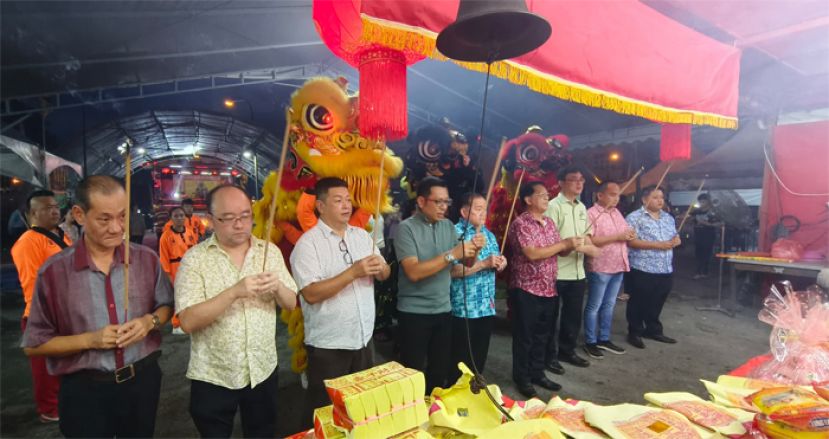 左起为十哩巴达旺福德庙如意伯公圣诞千秋庆典筹委秘书甲必丹林应国、该庙顾问甲必丹拿督刘思乐、副炉主黄旺福、炉主拿督蔡传伟、该庙永久名誉顾问拿督斯里刘为强太平局绅、该庙主席天猛公拿督陈如飞、巴达旺市议会主席陈开、该庙顾问拿督龚财兴及庆典筹委龚财源向如意伯公进行敬拜仪式。
