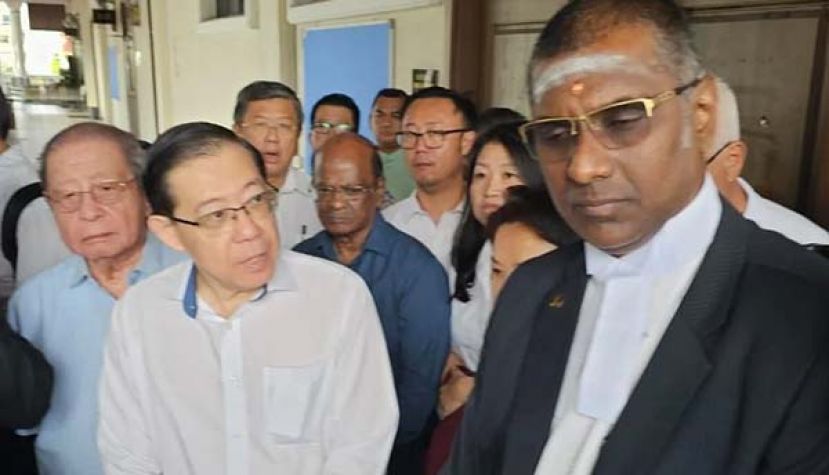 ●林冠英在林吉祥和辩护律师雷尔陪同下步出法庭。  &nbsp;