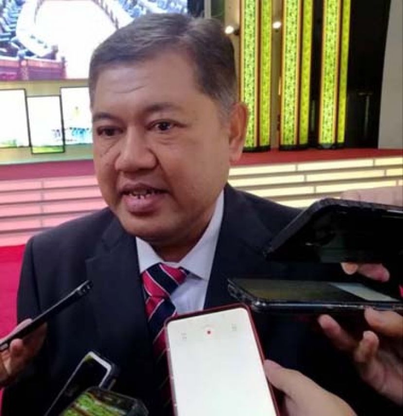 重新中选为上议员的再迪苏海里在州议会走廊受访神情。