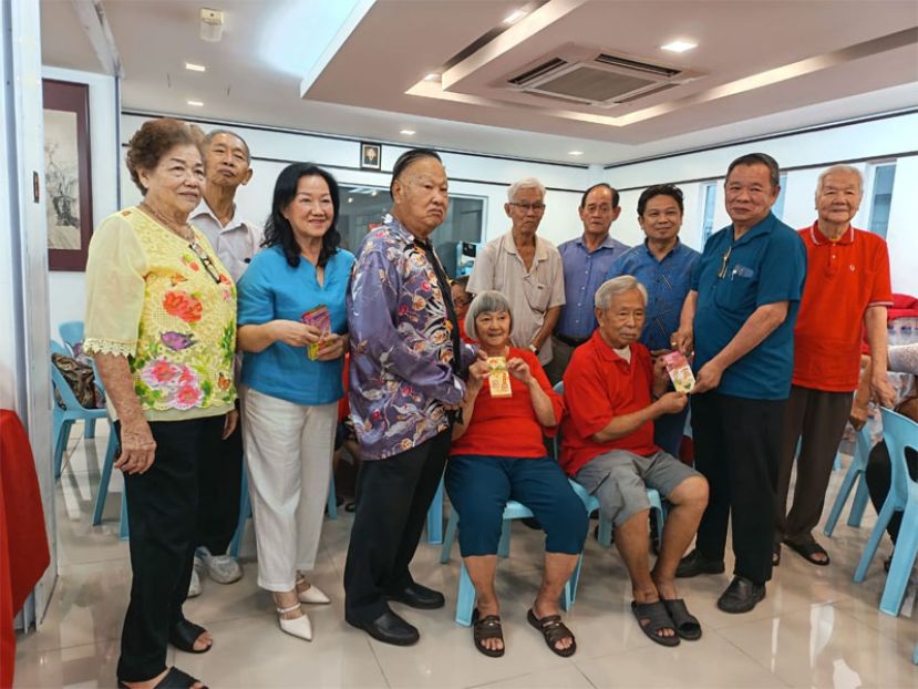 善堂副主席郑瑞福（左3）、副主席刘顺荣（右2）代表名誉主席苏子灿分发红包予住院长者。