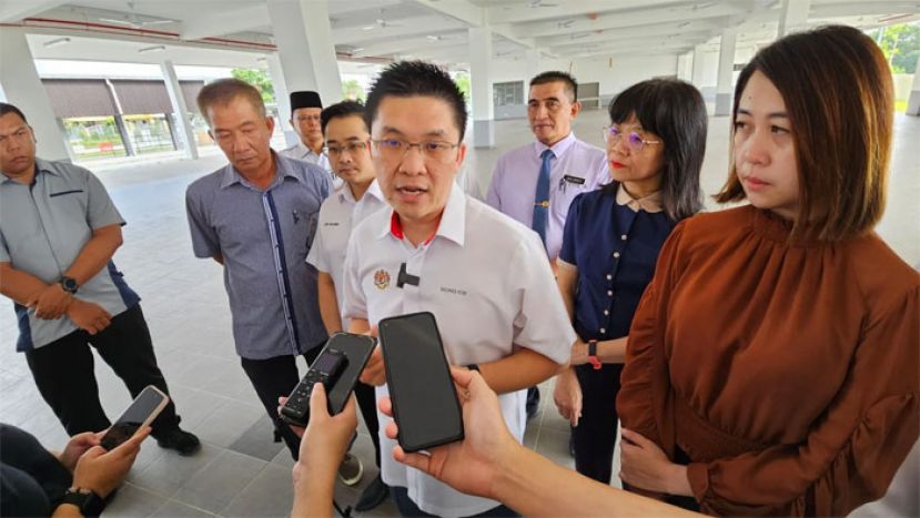 黄家和（中）透露今年将有4所搬迁华小投入运作，右起廖彩彤及黄友凤。