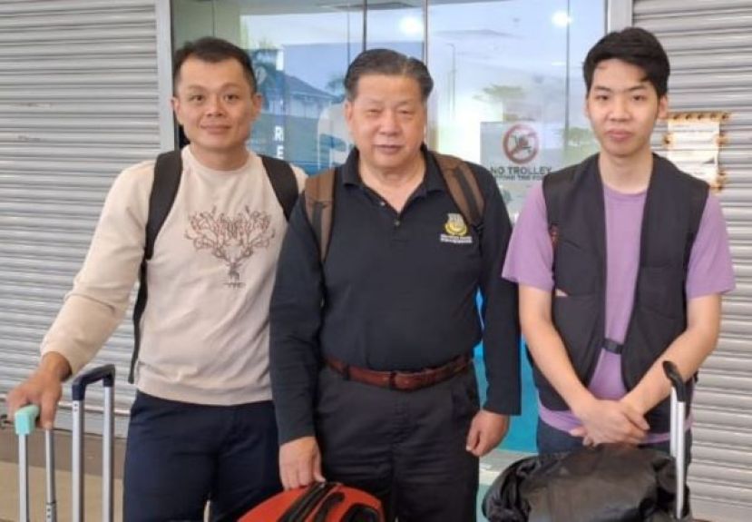 林德强（左）及黄宗宪（右）在江宗兴（中）率领下，昨日从诗巫启程飞赴中国安徽勤工俭学进修。