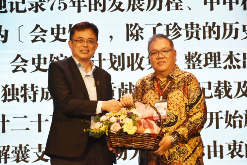 古晋中友会会长拿督黄国辉（右）赠送水果礼篮予巴达旺市议会主席陈开（左）。