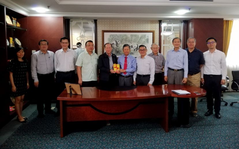 拿督陈日枝(右六)赠送砂中总手册予拿督方天养(左五)；左二起：王运才博士、何修华、蔡文铎律师，右二起：郭应茂、叶绍良、李锦新、丘光耀博士。