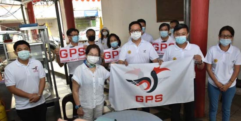 砂人联党古晋支部主席拿督杨莉（左二）移交颁授砂政党联盟旗帜予黄廉欢（左三）与杨岩彬（左四）。