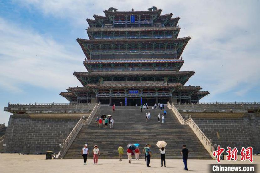 游客登鹳雀楼赏景。