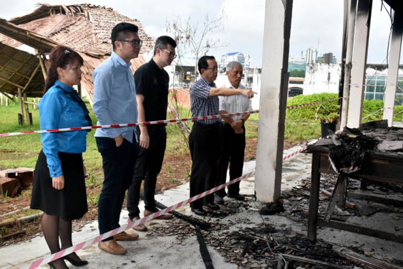 古晋中中校董会副主席郑佑上（右二）及监学何健赞（右一）陪同古晋区国会议员俞利文（左三）、浮罗岸区议员黄庆伟（左二）、朋岭区议员杨薇讳（左一）巡视日前遭大火烧毁的一中教室楼。