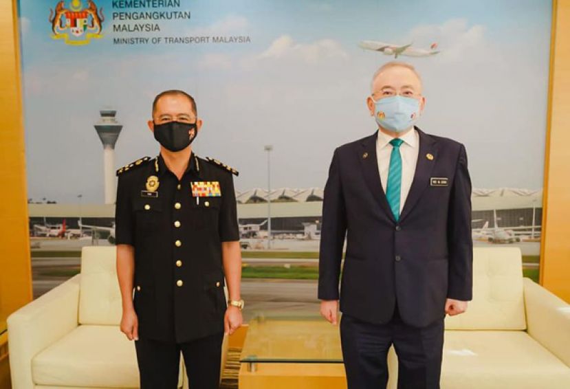 拿督斯里魏家祥（右）祝贺拿督陈江使（左）受委反贪会特别行动组高级主任。