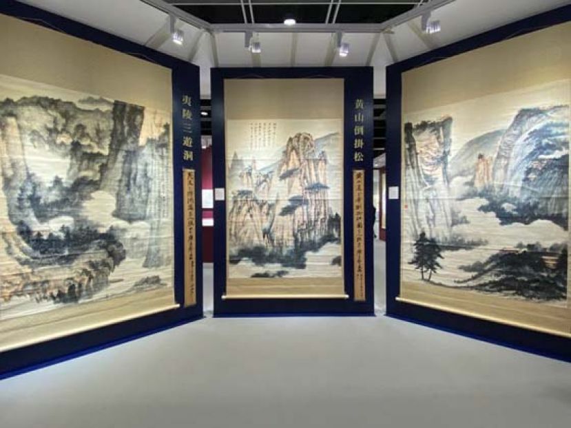 早前二人的收藏展，门口放了张大千巨作（左至右）《夷陵三游洞》、《黄山倒挂松》及《峨眉三顶》，是大千为三位爱子定制，也是他对中国名山大川的热爱与怀念。