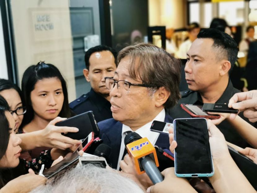 砂首长拿督巴丁宜阿邦佐哈里向媒体发表谈话。