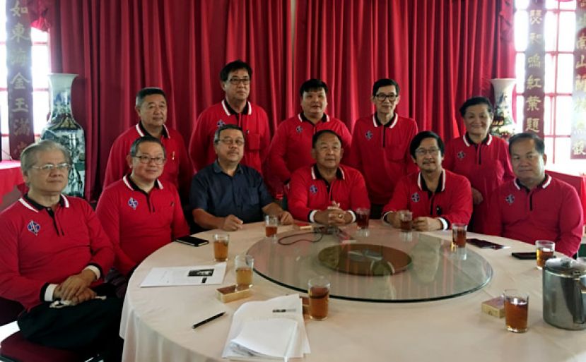 古晋中华书画研究会25周年庆新闻发布会。前排左起;为秘书长田荣喜、副会长李联东、名誉会长许庆喜、筹委会主席朱聪泽、会长沈捷平、副会长沈保顺；后排左起;为副财政李汉标、副秘书甲必丹蔡明卫、艺术主任蔡晋利、鉴赏主任黄汉华及理事张慈花。