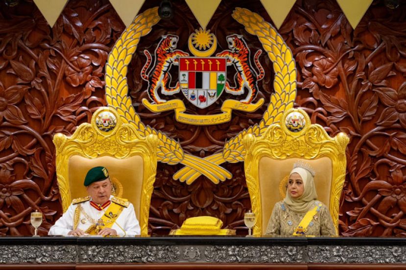 国家元首苏丹依布拉欣在国会发表施政御词，右为元首后拉惹查丽苏菲雅。