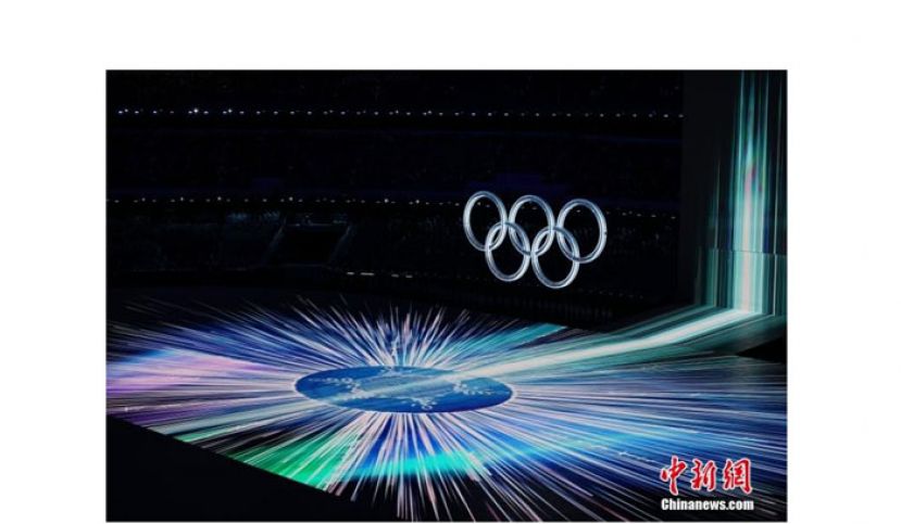 2月4日晚，第二十四届冬季奥林匹克运动会开幕式在北京国家体育场举行。图为开幕式上的&ldquo;构建一朵雪花&rdquo;环节。