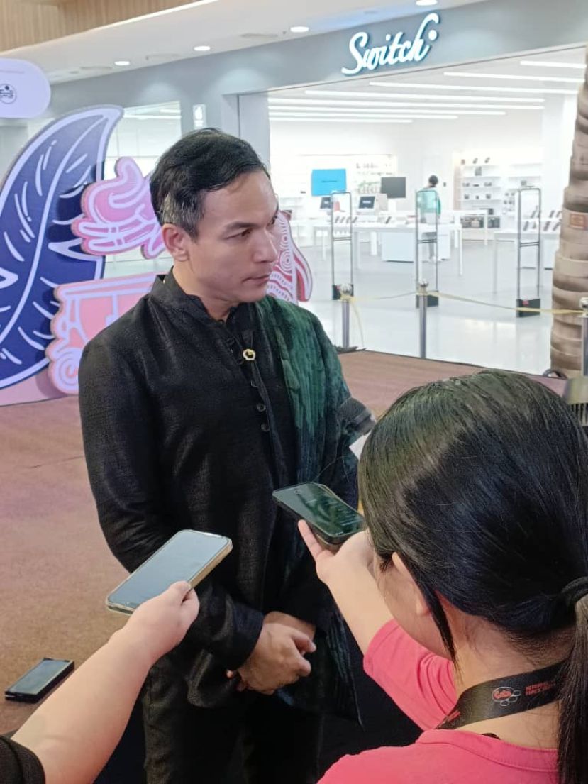 泰国驻马来西亚商务参赞兼国际贸易促进厅（DITP）马来西亚分局局长瓦拉汶万威接受媒体访问。