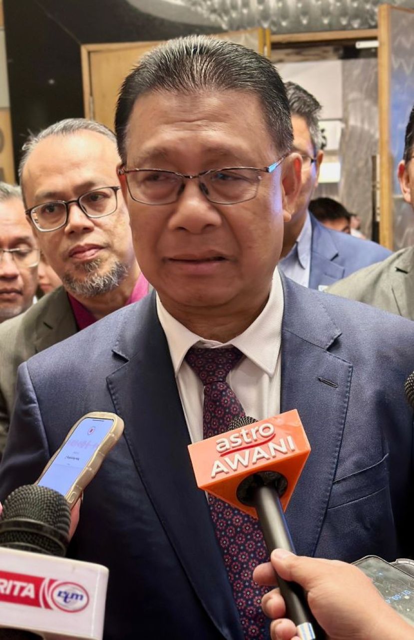 砂拉越公用事业与通讯部部长拿督斯里朱莱希向媒体发表谈话时影。