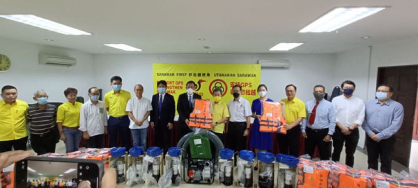 中国驻古晋总领事邢伟平（左八）移交移交救灾物质予砂副总理兼砂人联党主席拿督斯里沈桂贤（左七），邵笑领事（右五）移交救生衣外套予巴都吉当区州议员兼巴达旺市议会主席罗克强（右四）、左七为薛亮领事。