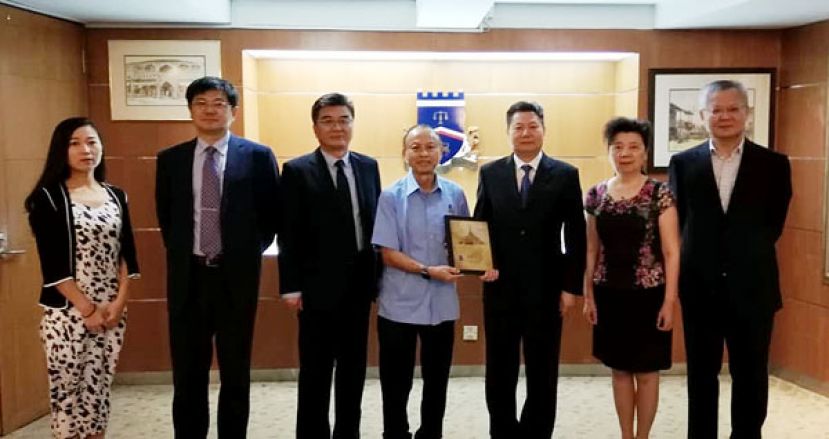 南市市长拿督曾长青（左四）赠送纪念品予政协江苏省镇江市委员会副主席朱开宝（右三）时摄。