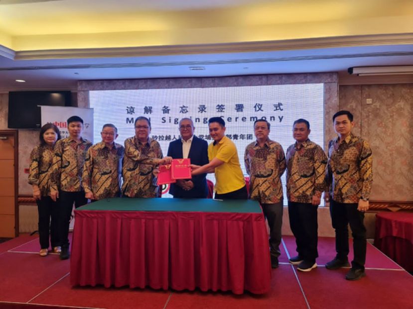 美里埔奕区立法议员兼美里市长俞小珊（中）见证古晋中中校友会会长拿督黄国辉（左四）与人联党埔奕支部青年团团长许勋扬(右四)移交教育合作备忘录。