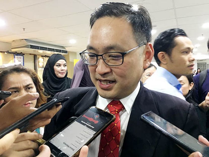 贸消部副部长张健仁向媒体发言神情。