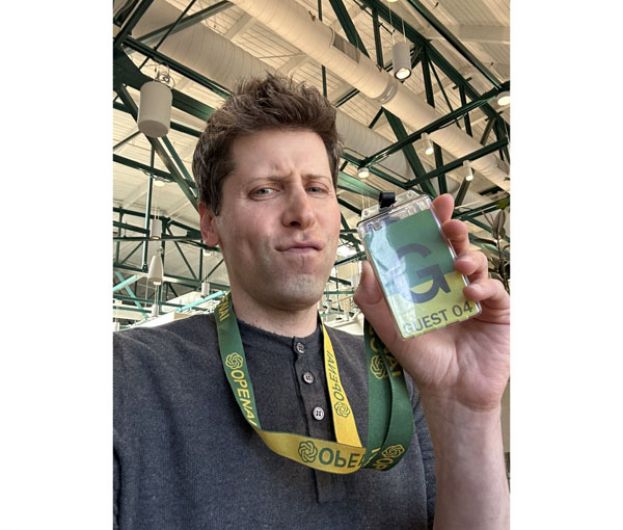 阿特曼在OpenAI总部自拍。